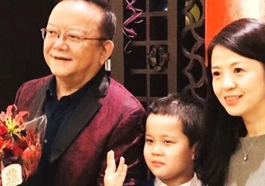 2006年，58岁的王刚三婚娶了小他20岁的郑艳东。新婚之夜，王刚对郑艳东说："