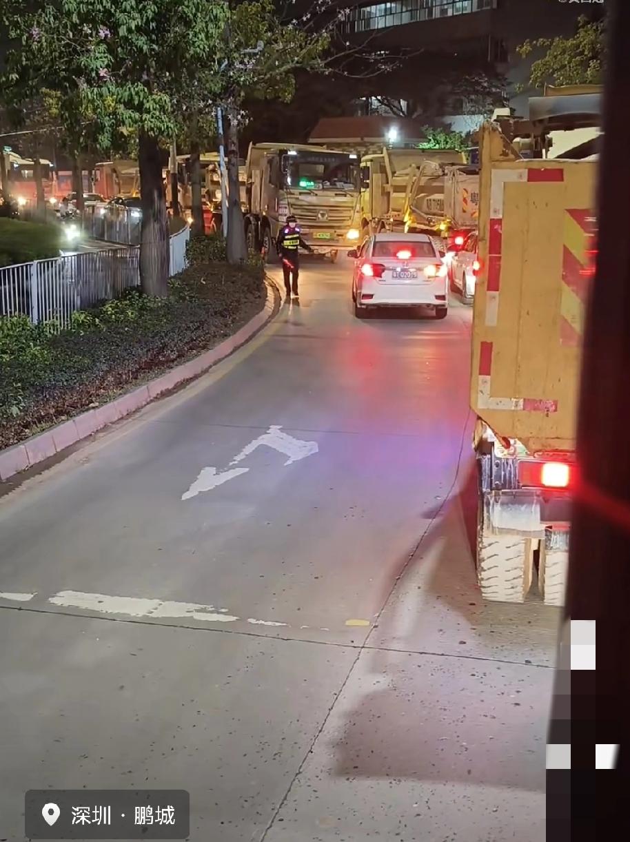 广东深圳，白色小车逆行致道路拥堵，泥头车将它步步逼退，白色小车亦步亦趋、小心翼翼