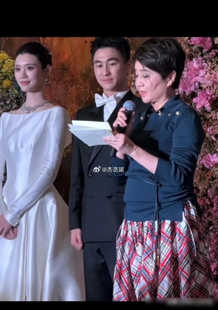 何猷君答谢宴上，四太梁安琪穿的那身香奈儿，看着素净，扒出来十几万。五百人的场子，万束鲜花堆成秋日油画
