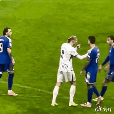 哈兰德来回踱步是跟谁说话呢？意大利后卫曼奇尼惹哈兰德做甚，去撩人家哈兰德辫子，他