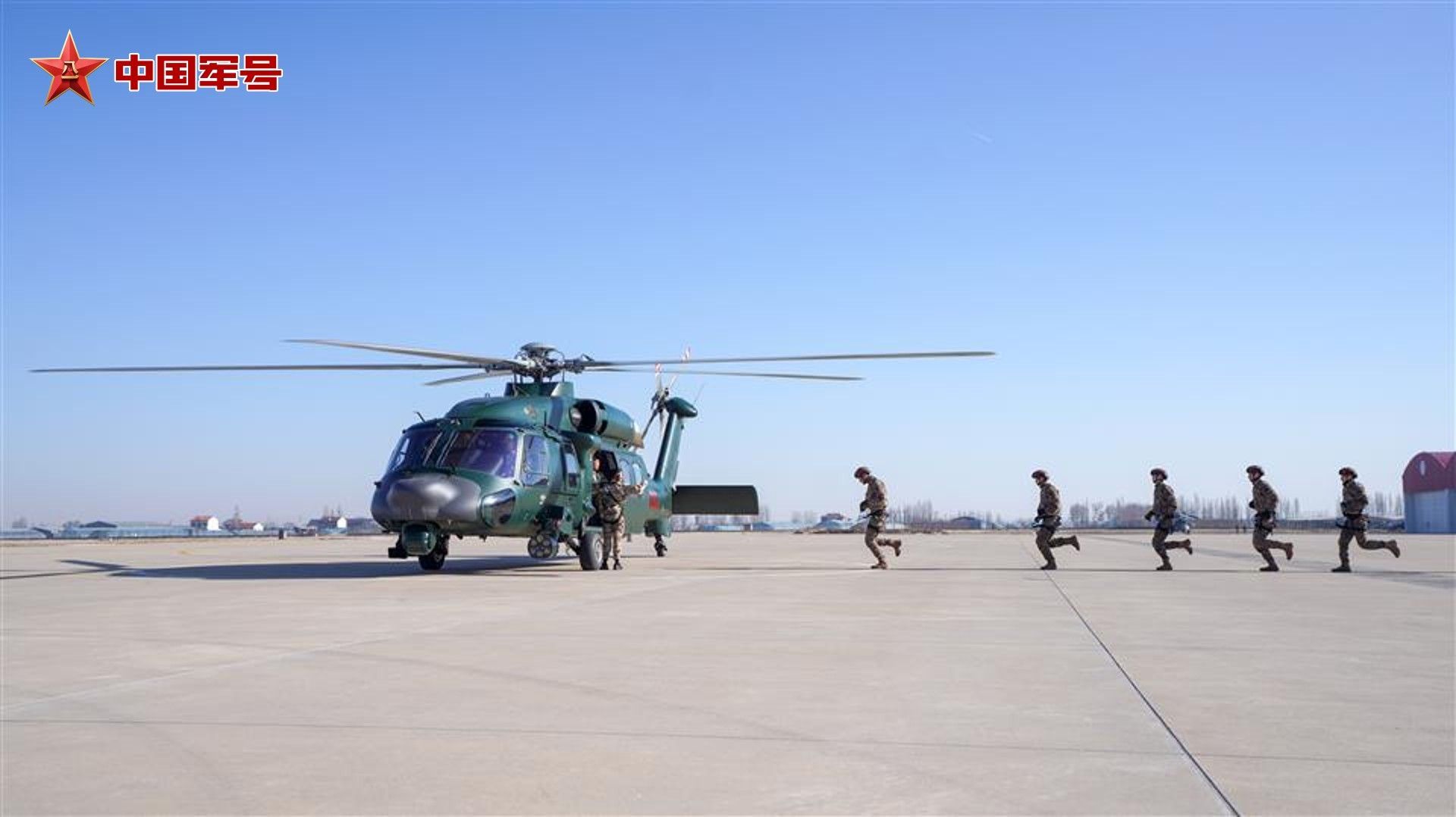 近日，武警第一机动总队某支队开展特战队员搭乘直升机融合训练。