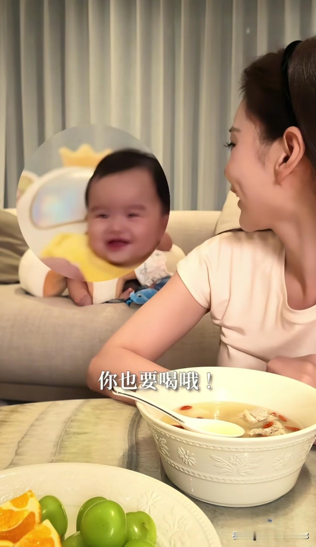 马筱梅今天又分享了汪宝看妈妈喝山药排骨汤的视频，7个月大的汪吉辰看妈妈吃排骨汤，