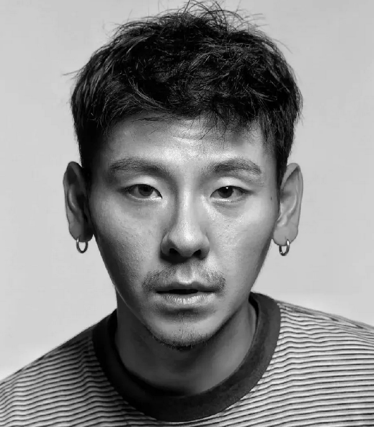 蒋奇明凭借《边水往事》爆冷击败聂远、富大龙等实力演员，斩获白玉兰最佳男配角。蒋奇