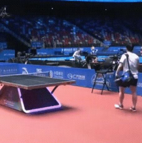 泪目：全运会樊振东向刘诗雯打招呼一个叫小胖，一个叫枣姐，现在一个退出国家队，一