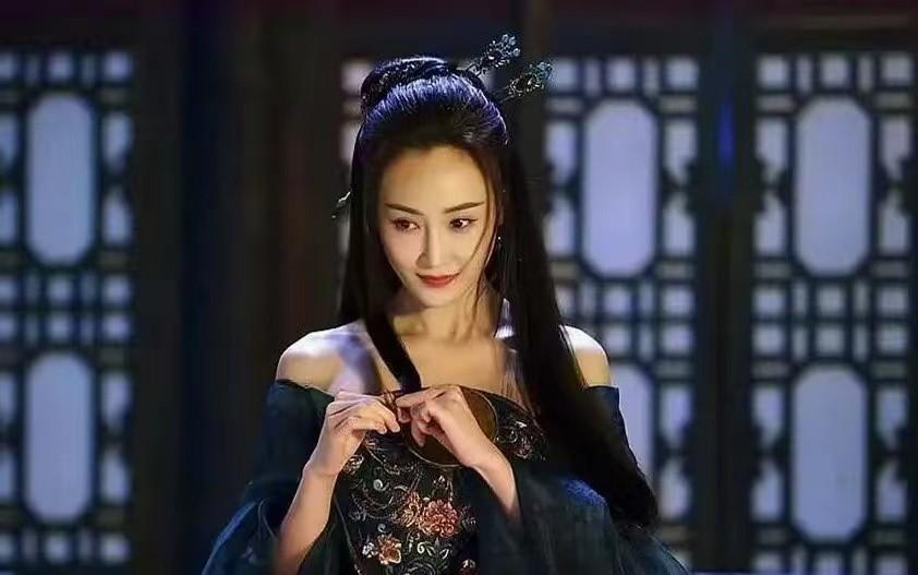 明朝有个书生出远门，临行前对妻子说：“半年就回来。”可是过了一年也没有消息。妻子