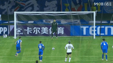 申花对战神户，路易斯亲自造点又亲罚点球。这时你看看所有队员都做补射或补防的准备，