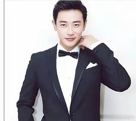 别再只盯着罗晋唐嫣的绯闻看了。演员常年泡剧组总说顾不上家，罗晋偏不这样，拍《