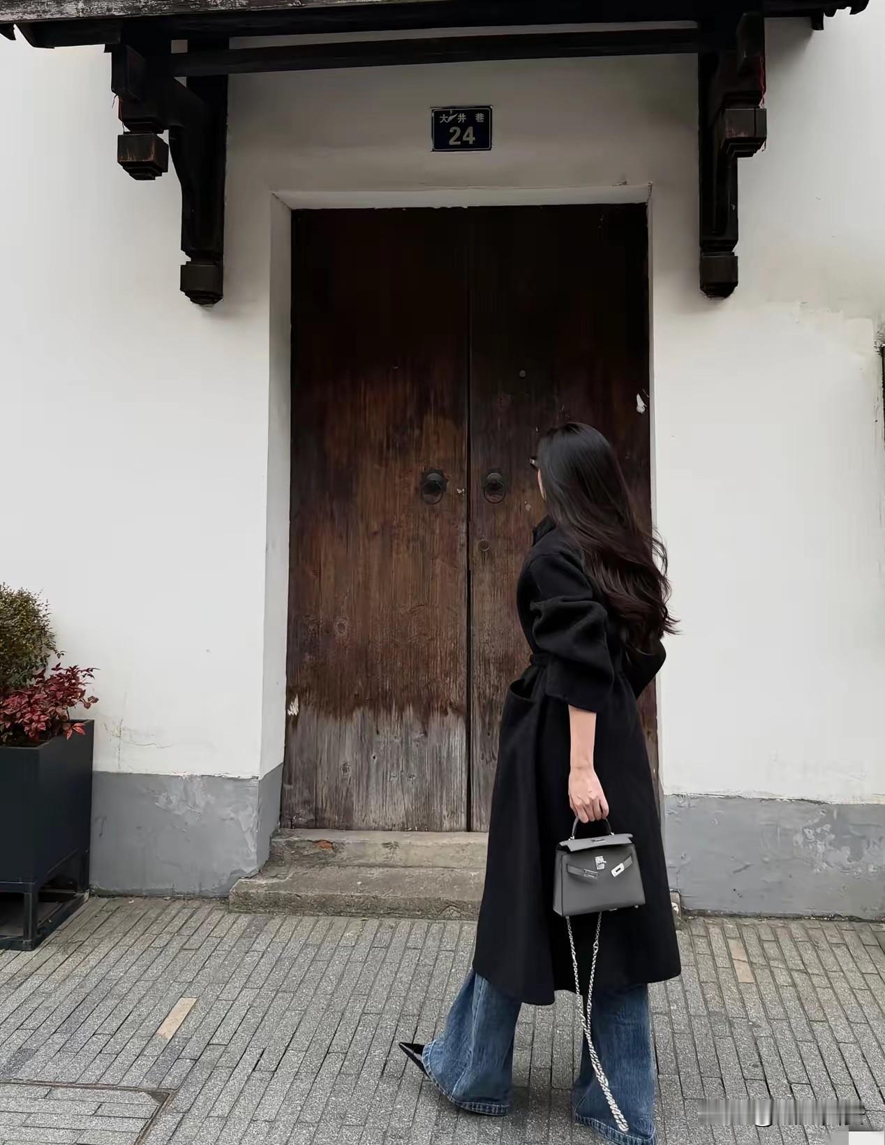 女人犯傻的行为有哪些？一、嘴巴没个把门的，知道什么，就说什么，说话根本