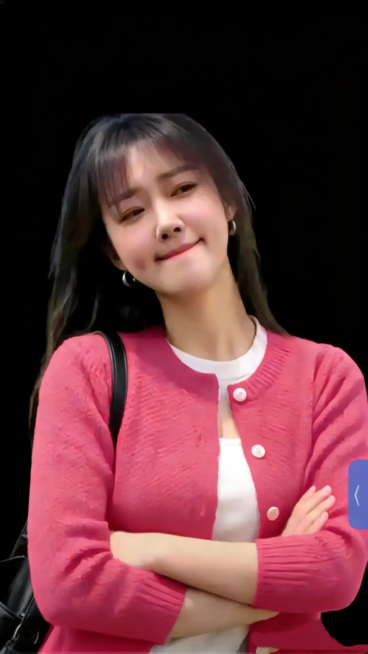 《绯衫缀春柔》暗调里晕开的绯色，像把春日里最柔的桃花瓣，裁成了开衫的模样。