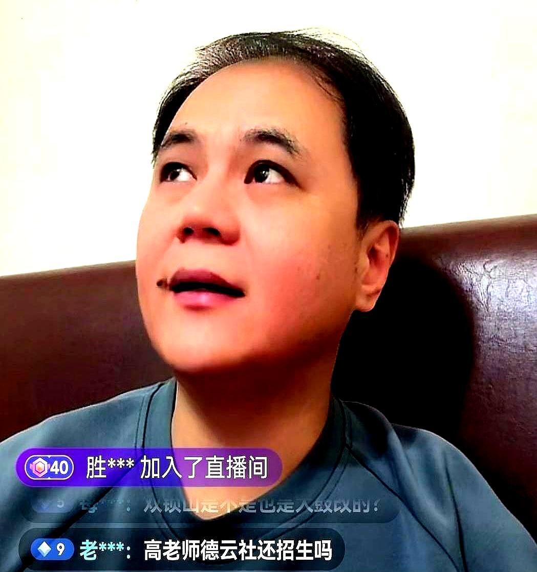 郭德纲端着热茶弯腰递给赵伟洲，只因人家两岁磕头拜师早。但曹云金捧着一碗面条暴风吸