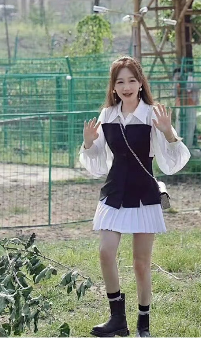 胡歌的三个女人，前女友甜妹薛佳凝78年的，神之美腿江疏影86年的，老婆黄曦宁93