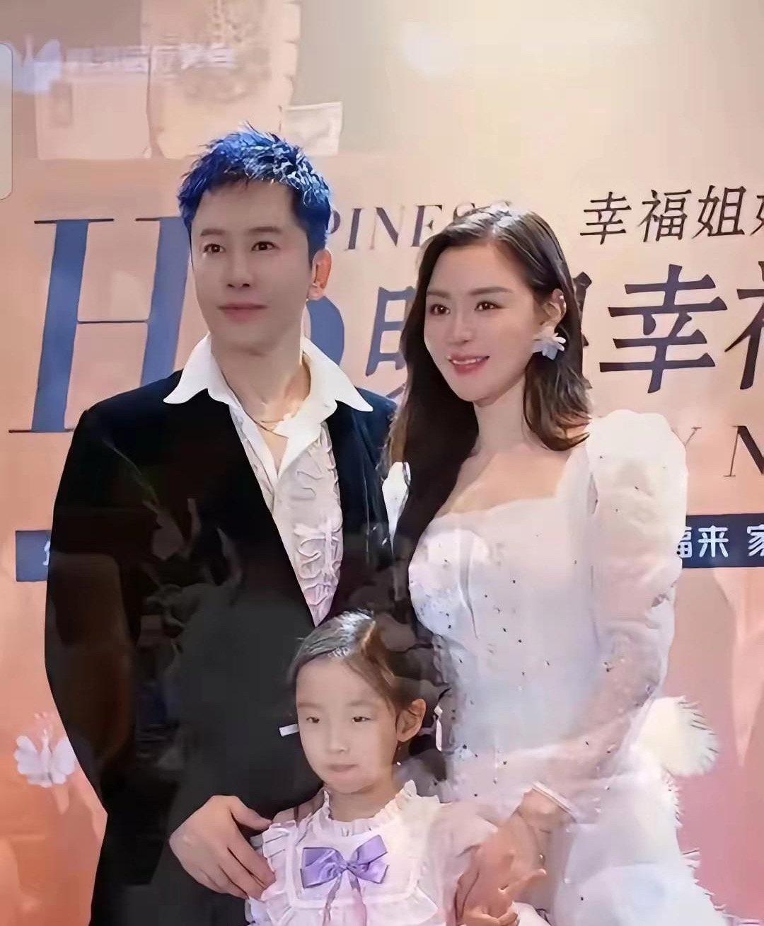 57岁毛宁罕见晒全家福，一家三口温馨同框。岁月沉淀下，他气质依旧，妻子李静萍与女