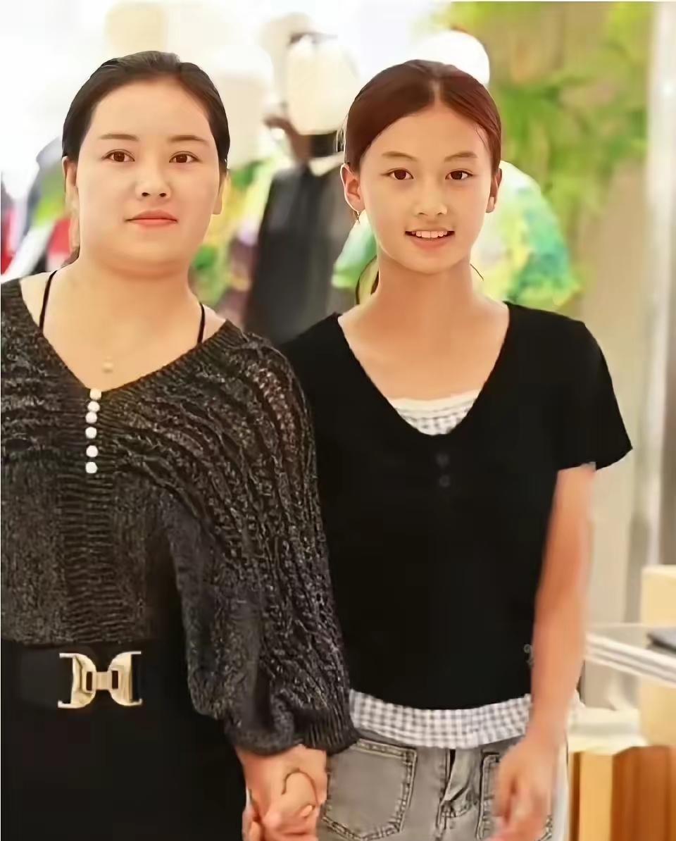 那个15岁女孩，一夜之间“撞脸”张柏芝。不是基因突变，是专业团队进场了。七七