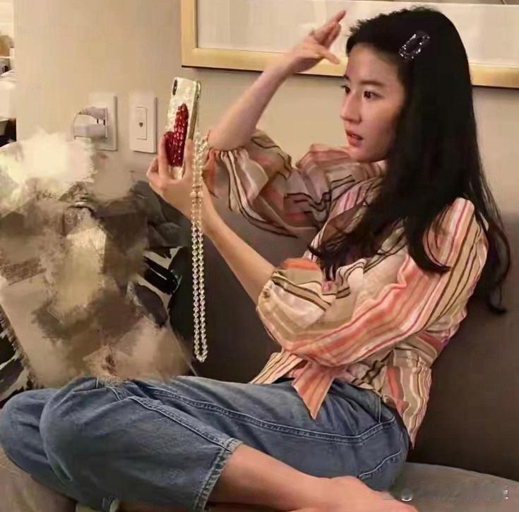 刘亦菲光脚写真杀疯了！清冷又灵动的氛围感直接拉满，这颜值这状态谁能顶得住啊！