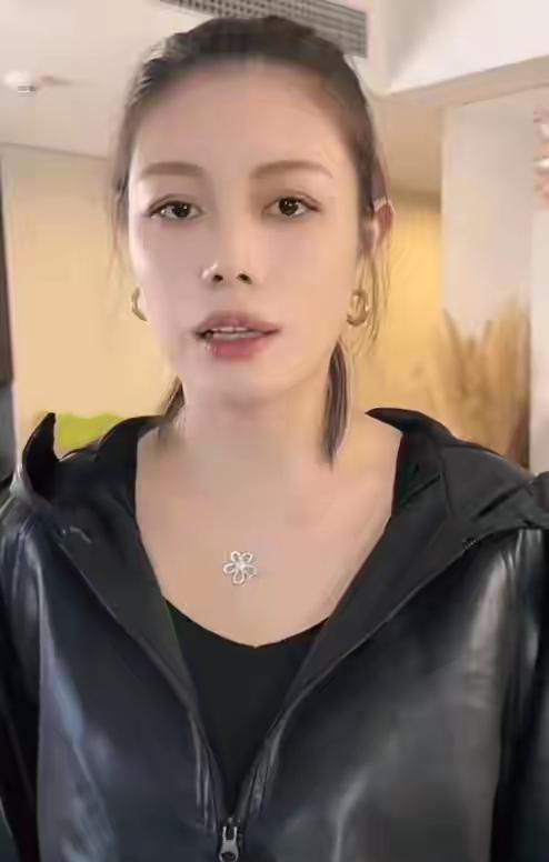 她不提汪峰了，也不秀女儿了。直播间的酒窝一露，五百万就进了账。以前发朋友圈像