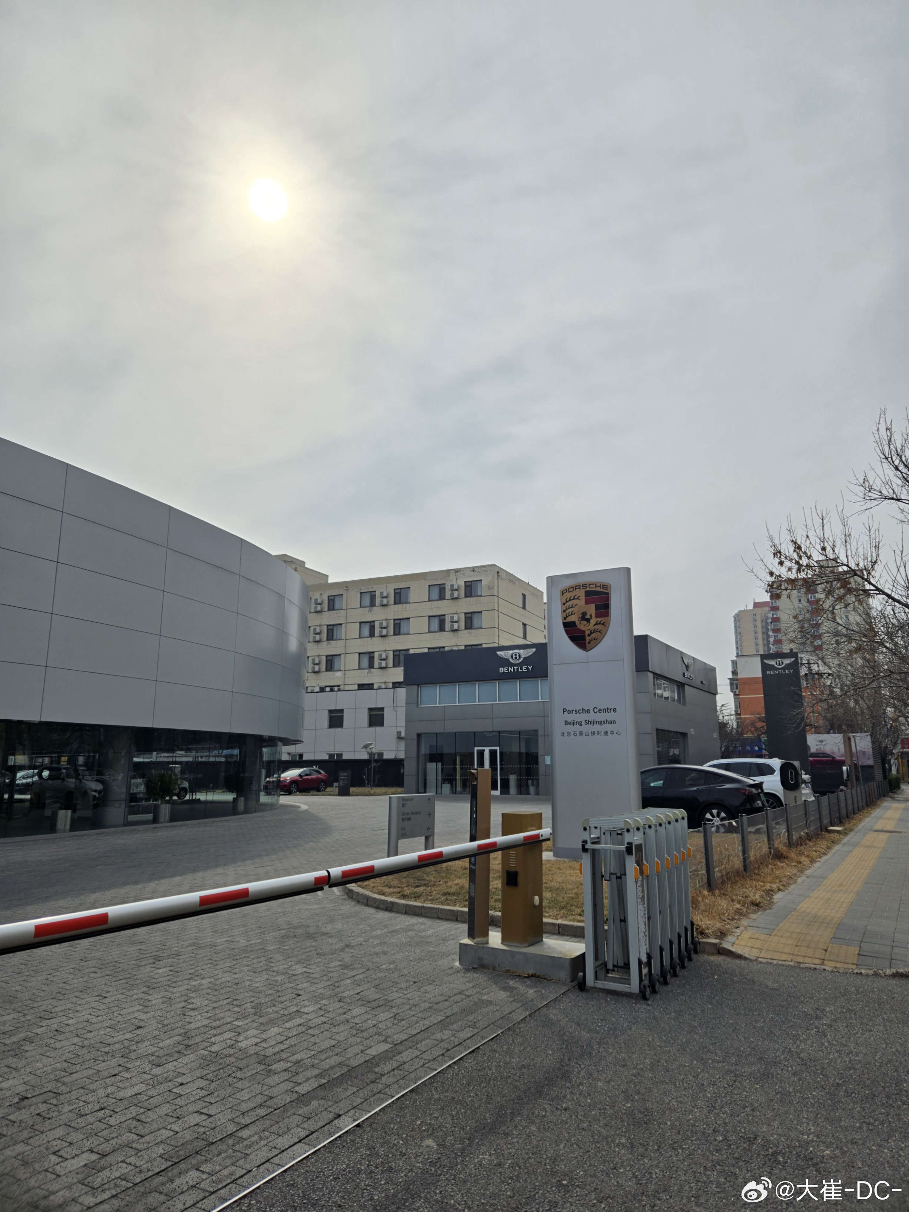 家门口的保时捷4S店和宝马4S店都已经搬空了，昔日的繁华景象一去不复返，略有一丝