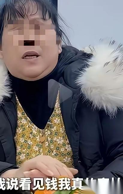 一大妈去做保姆，发现雇主家太有钱了，10万一捆的钱，随便往桌子上放，她有些害怕，