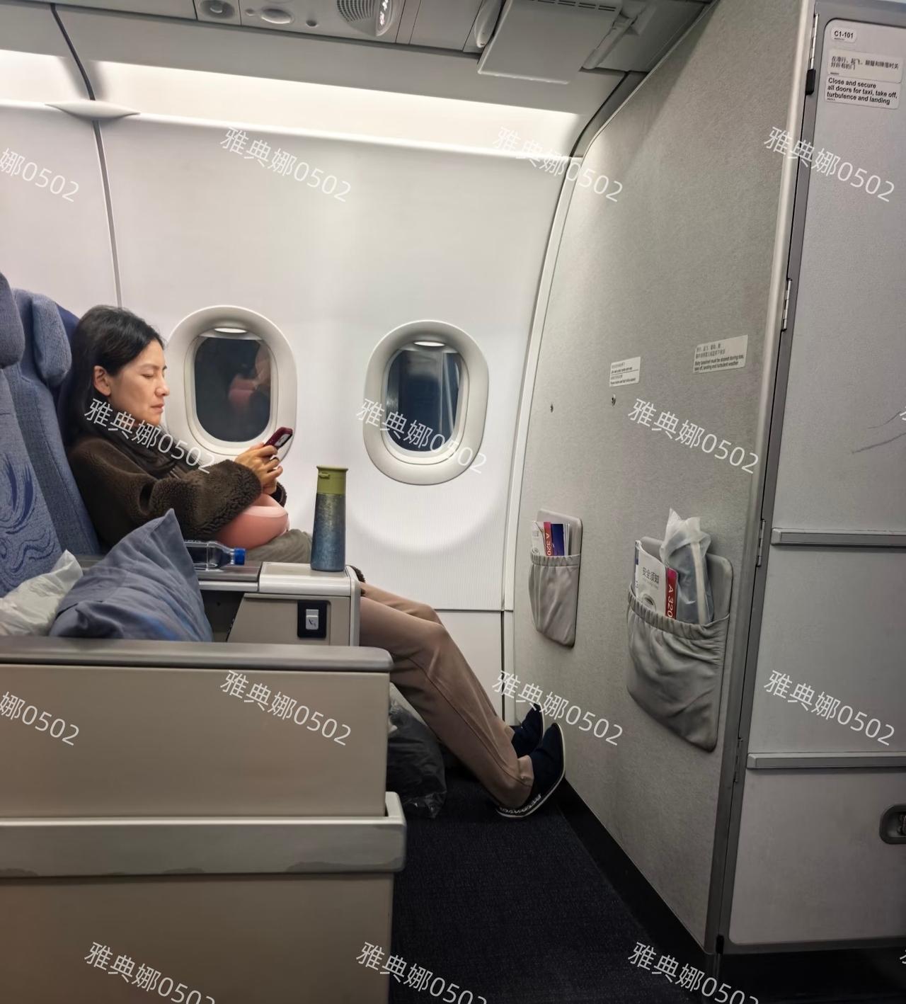 飞机商务舱偶遇沙溢的老婆胡可，离开了美颜滤镜素颜不化妆的她，本人并不年轻，一看就