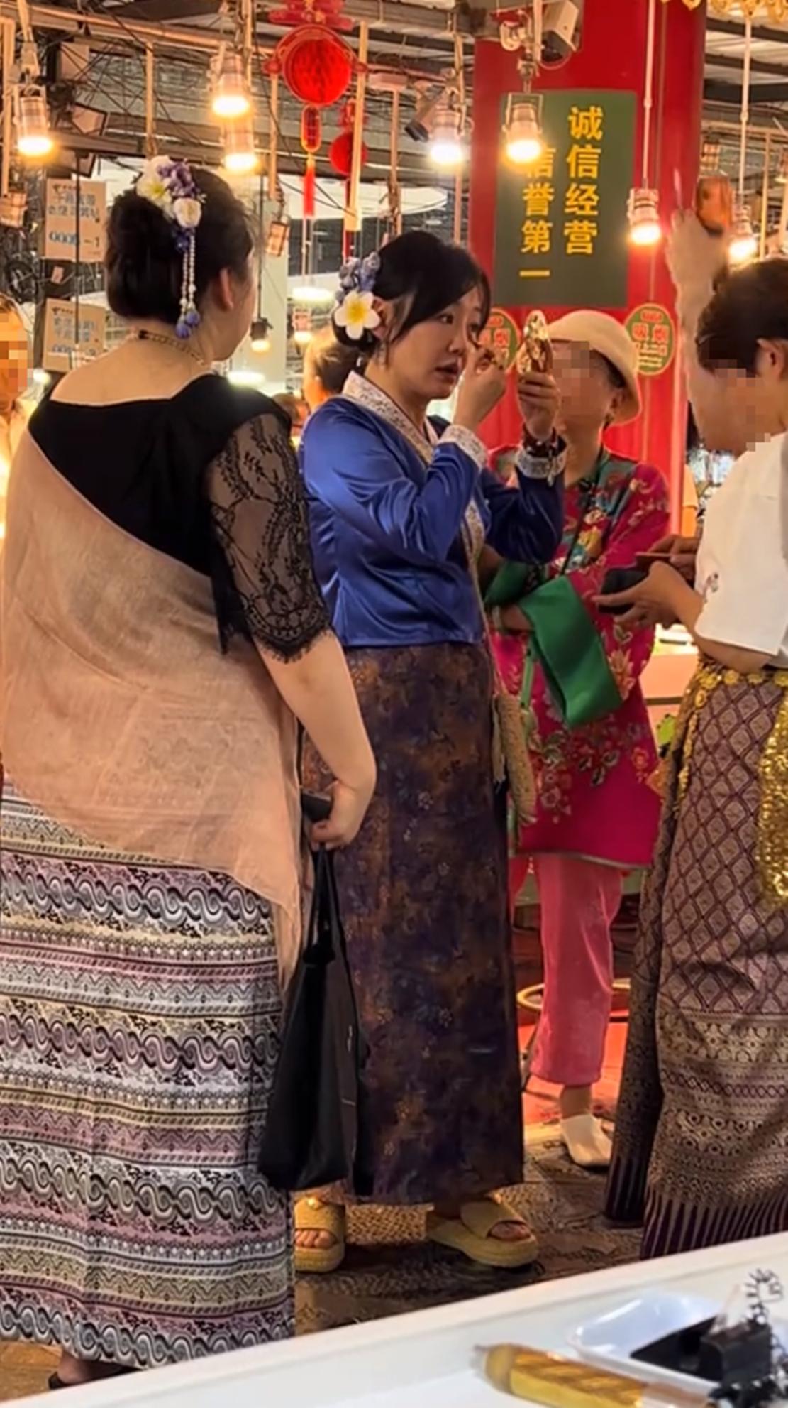 薛佳凝云南瑞丽过泼水节，47岁的她没生娃的身材也走样了。路人镜头下，穿着傣族服饰