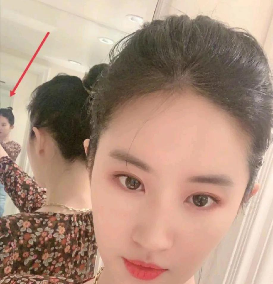 6月16日，有网友偶遇刘亦菲去美容院做保养，当天刘亦菲穿着休闲，一身长裙搭配披肩