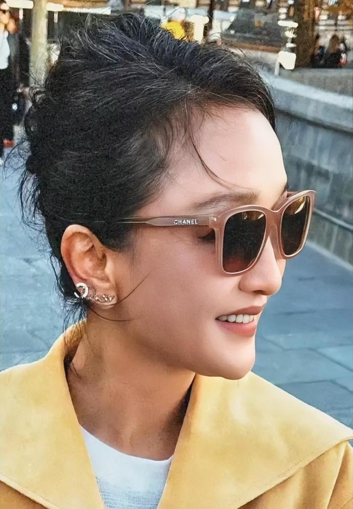 51岁，她顶着一头白发坐进了香奈儿头排。闪光灯下，鱼尾纹和颈纹清晰可见，她没遮