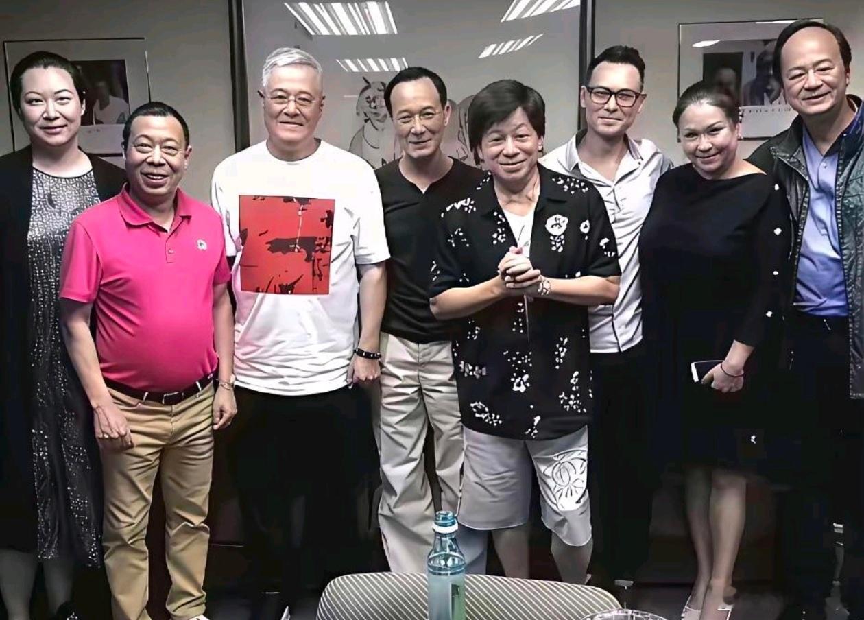 一直以为赵本山的个子很矮，没想到啊！我一直以为赵本山的个子很矮，没想到站在人群里