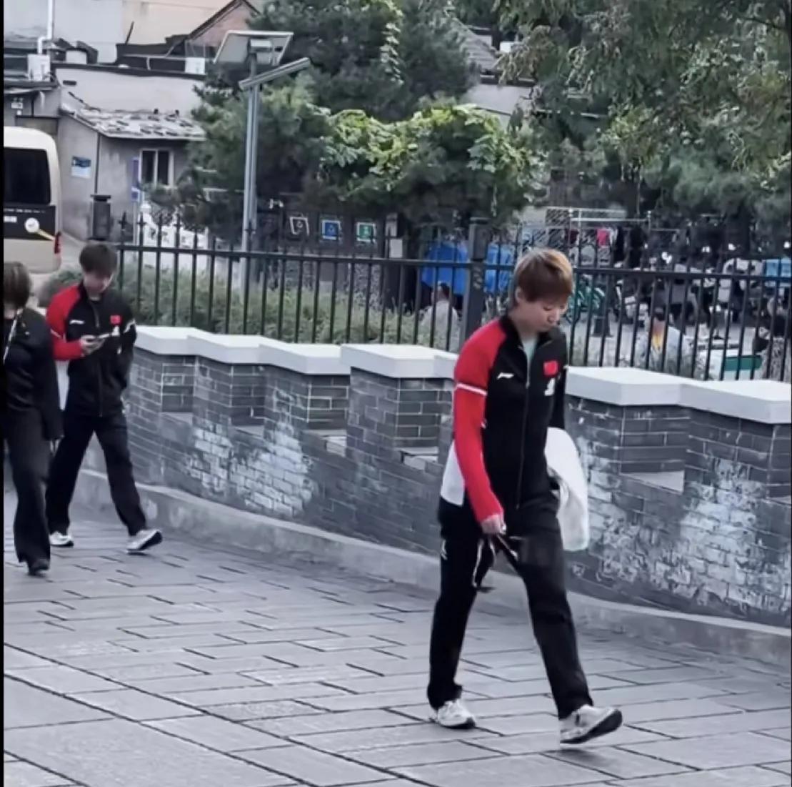 09月26日，王曼昱和林高远久违的同框，王曼昱走在前面，还回头看了下林高远，最后