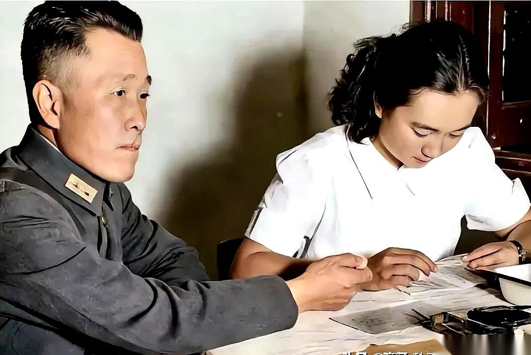这张彩色的老照片，定格在1944年的昆明。照片里这个男人，是杜聿明。但他没穿军