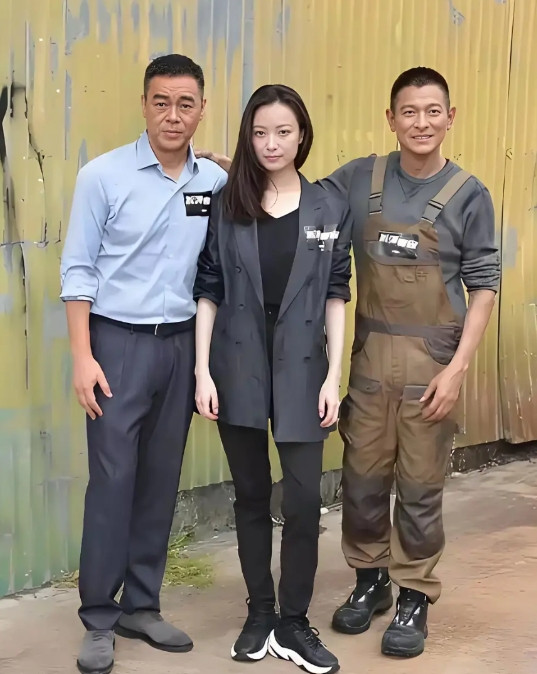 这是谁呀，站C位，她很红嘛?
