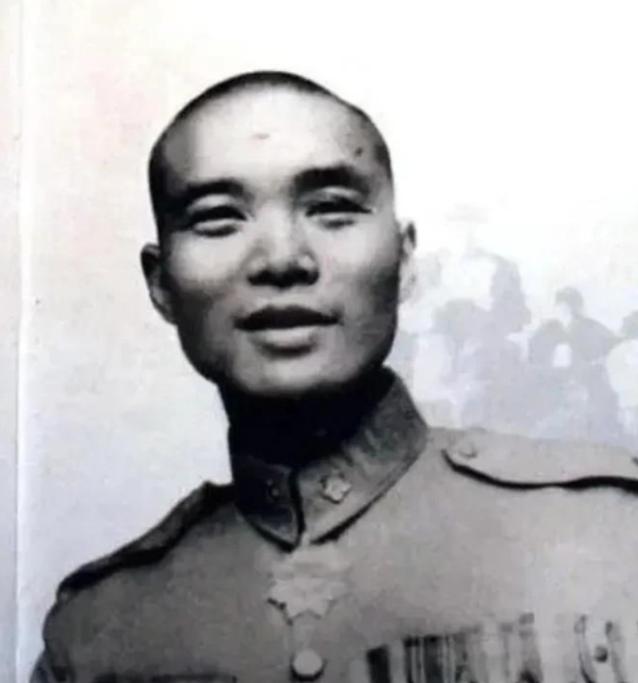 1958年，沈醉去天安门参加阅兵仪式，看见毛主席身边站着的女人，吓得他当场差点魂