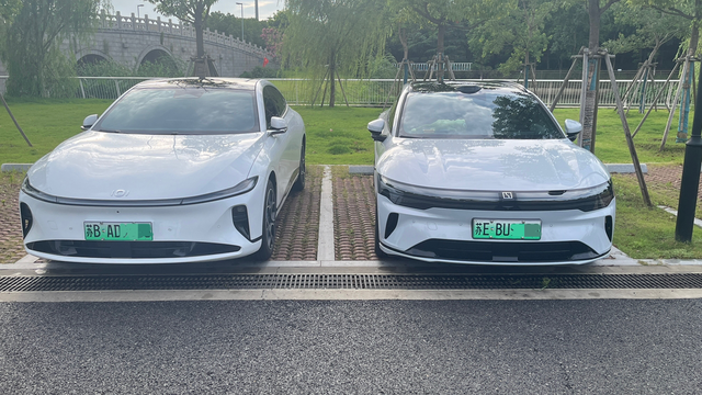 把他俩摆在一起，你就知道该选谁了吧朋友买的长安启源a3和极氪007gt摆在一起