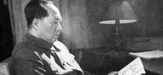1940年，一位老红军突然闯进毛主席的窑洞，撩开衣服让主席数数他身上有多少伤疤，
