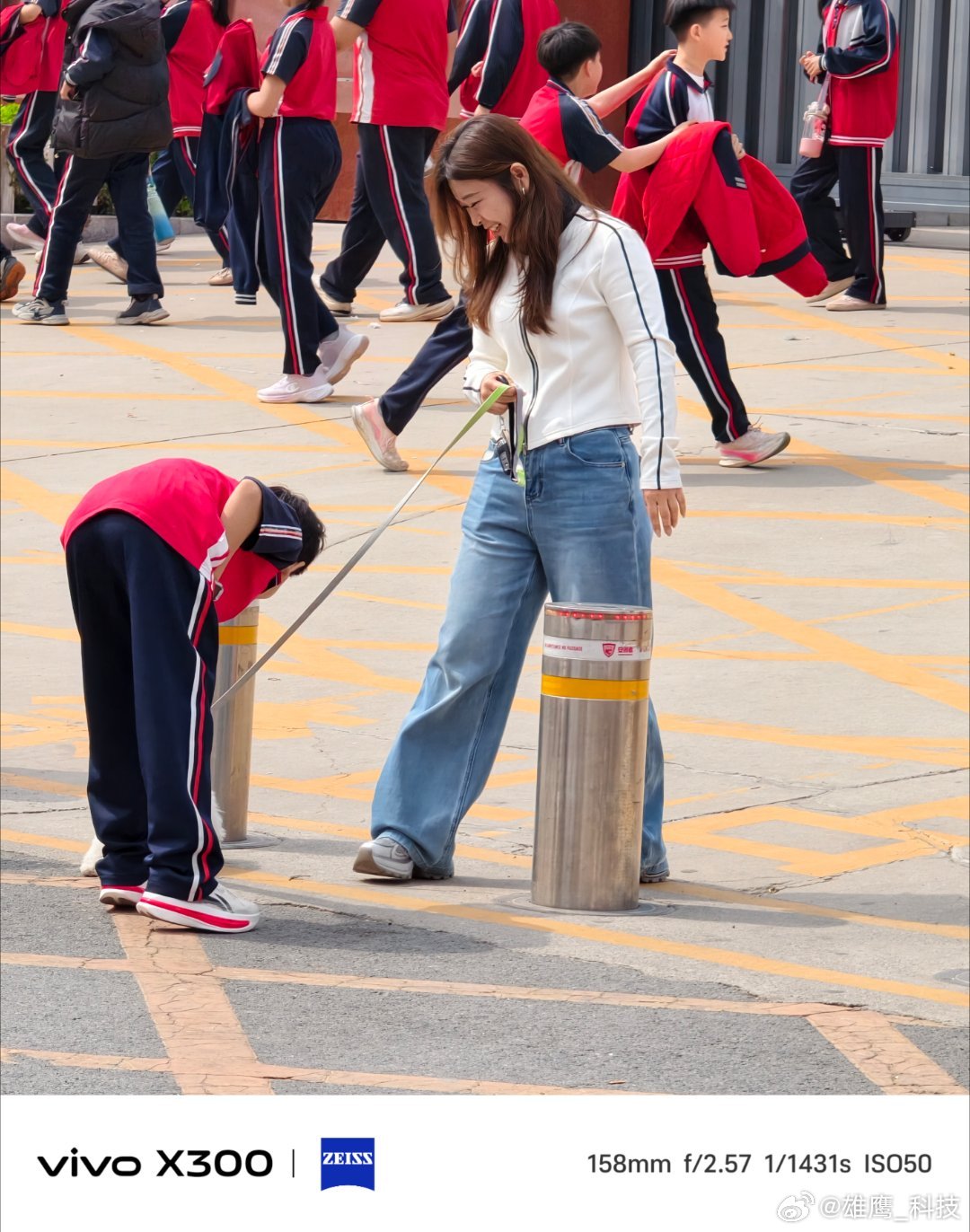 vivo放学的校门口，她牵着一团软乎乎的小白狗，小狗调皮可爱，当看到它的小主人
