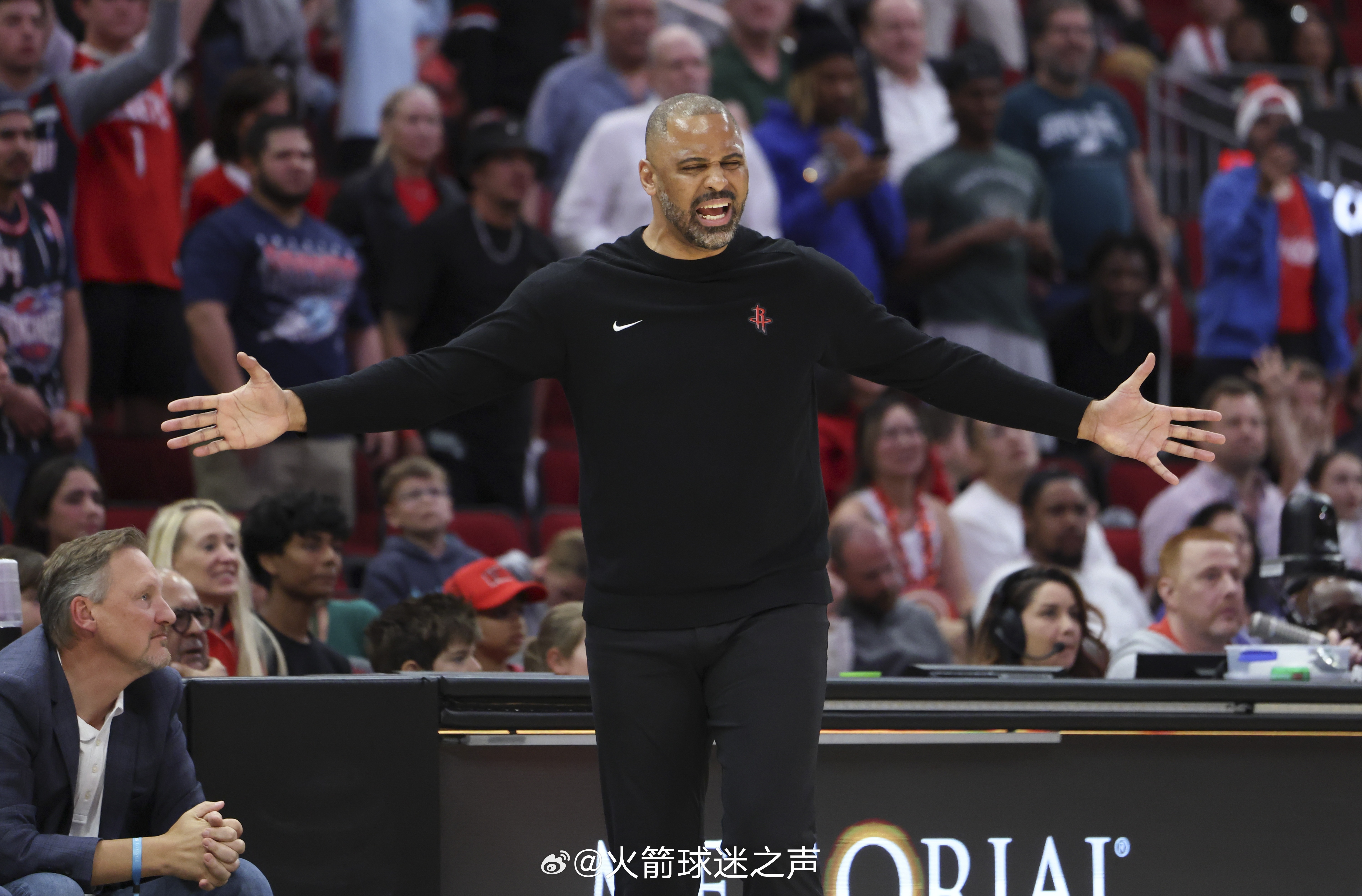 乌度卡曾在马刺老帅波波维奇麾下担任助教,他表示:“我并没有试图模仿任何其他教练,