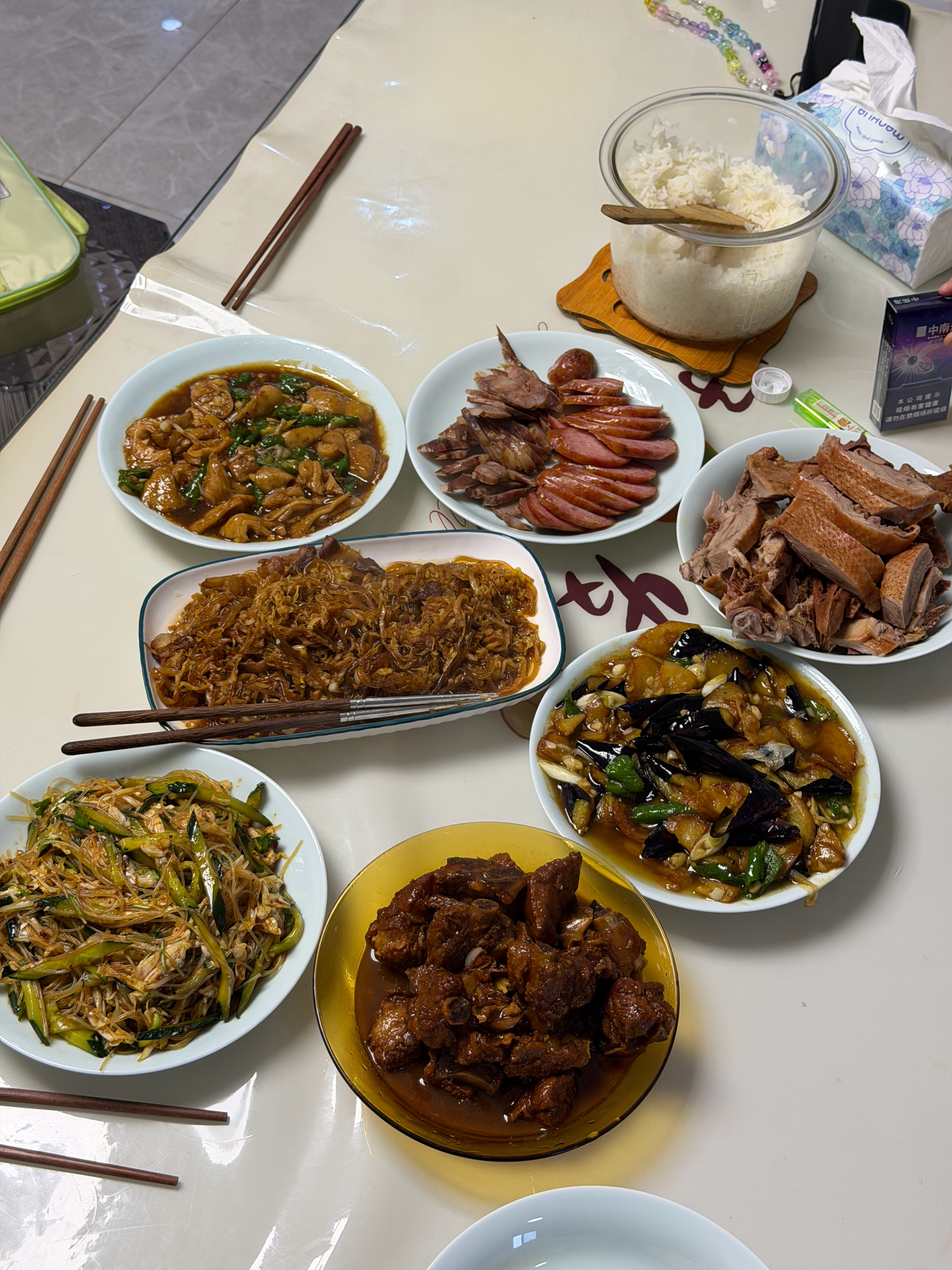 咱就说今天冬至管啥呢，兄弟们一起喝开心了就完事，一会儿全家一起包饺子～