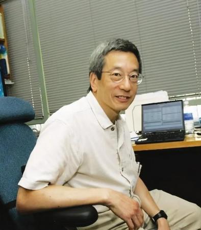 “我是美国人，不是中国人！”2008年，得知钱学森的侄子钱永健荣获诺贝尔化学奖，