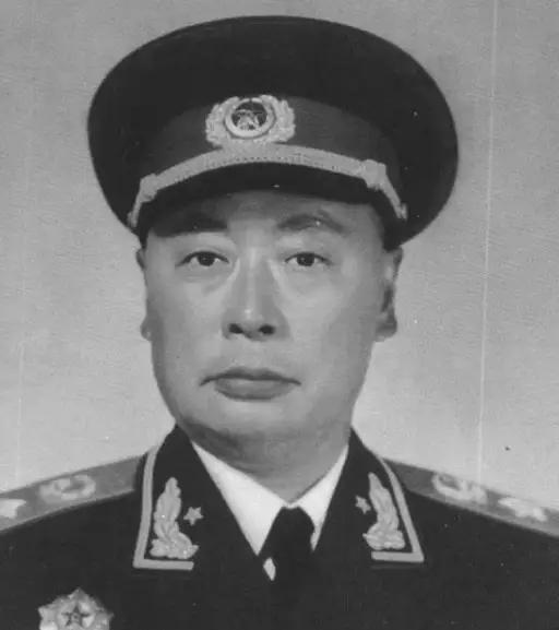 1948年，洛阳战役中，中野4纵缴获了10多门榴弹炮，却被华野3纵拿走。事后，陈
