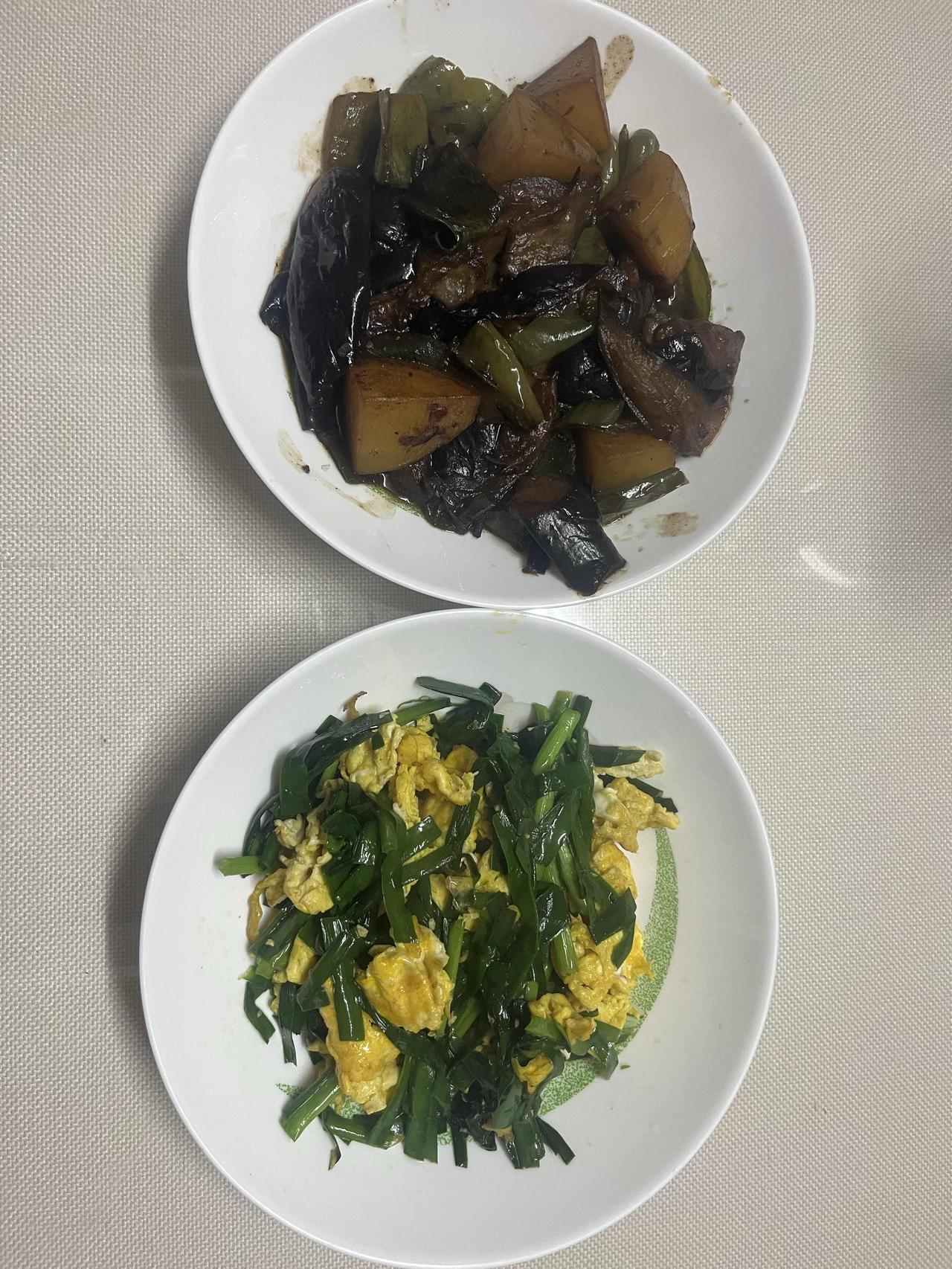 听兄弟们的，韭菜炒蛋加地三鲜