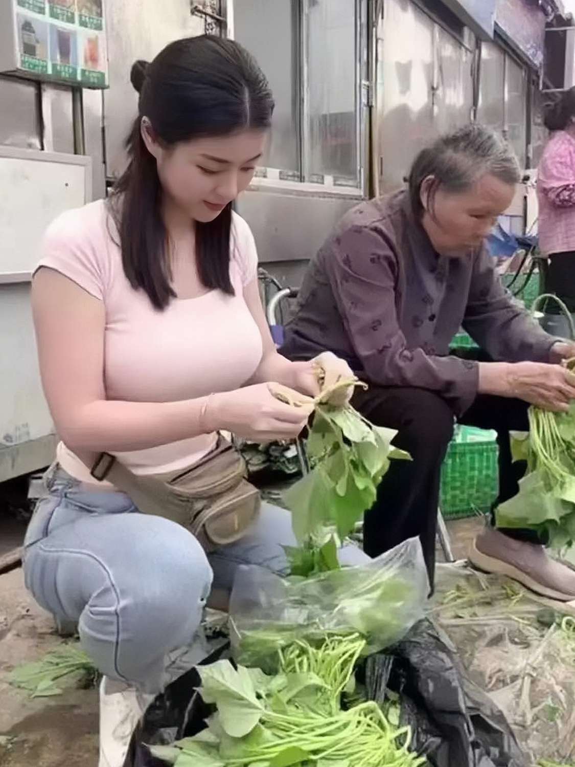 奶奶都这么大了，还要出来摘菜，太不容易了。