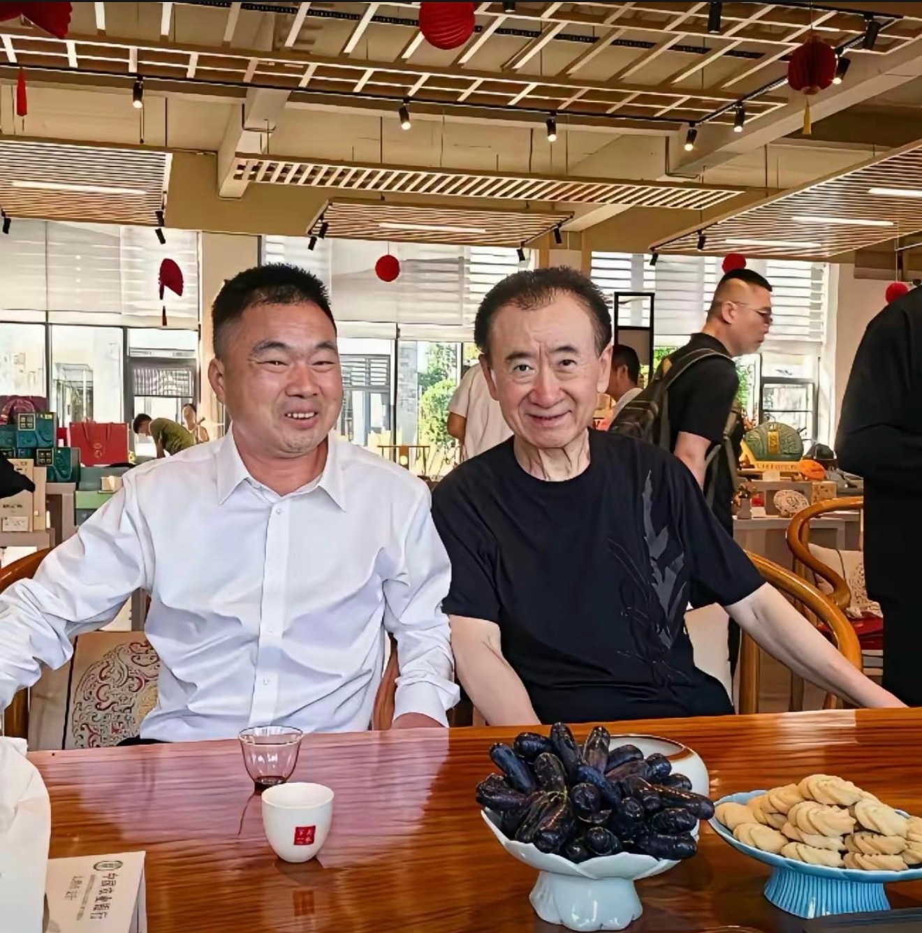 近期万达官宣境内公开债券全部清零，不少人觉得：王健林熬过寒冬，终于要翻盘了。但懂