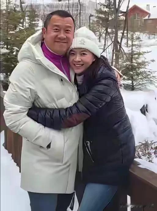 一眨眼，小棉袄就变成了老棉袄。曾志伟被女儿曾宝仪搂着，两个人甜蜜地笑着，多么