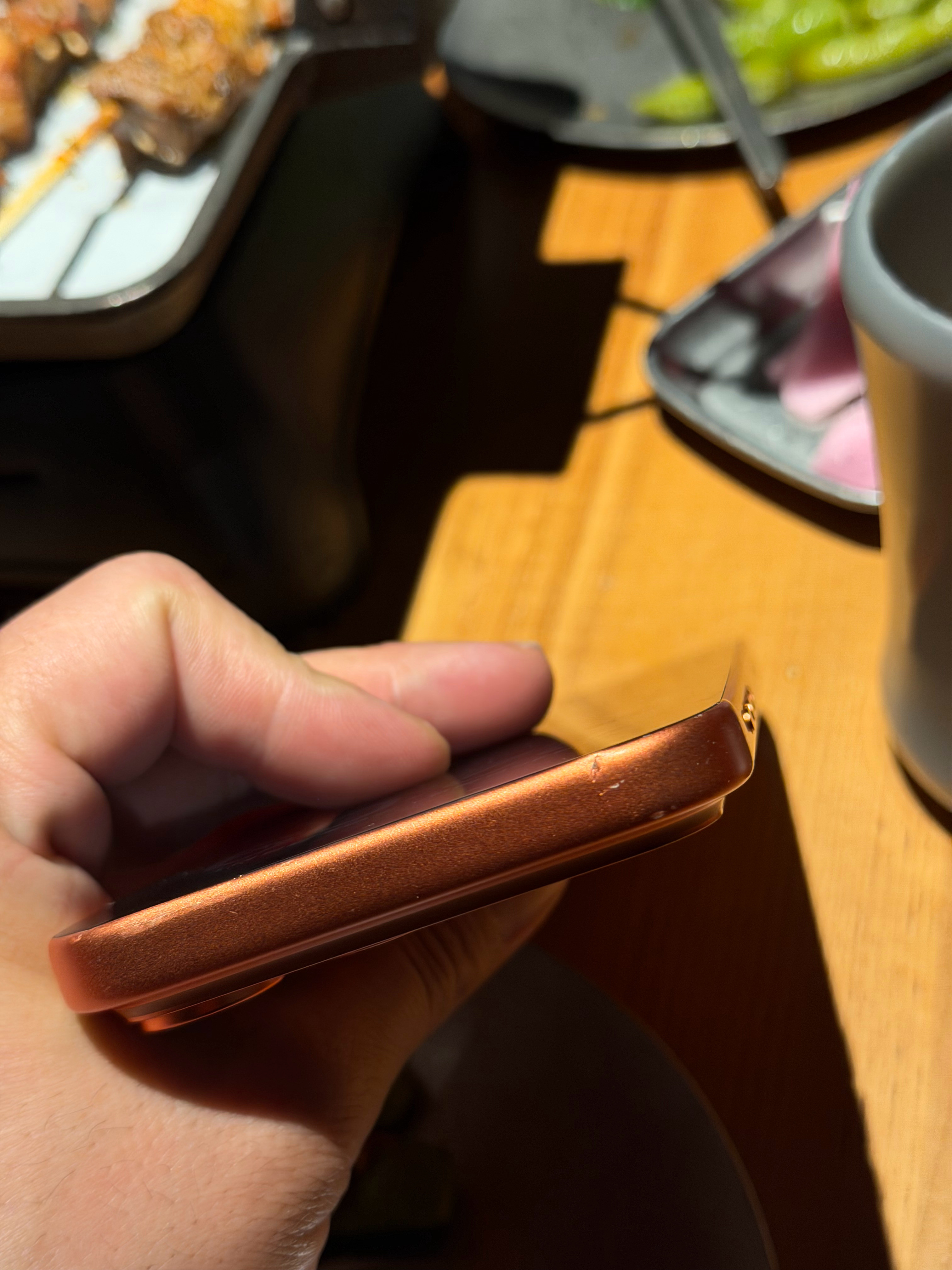 真遇到了，朋友用iPhone从不戴手机壳的，非富即贵，另外，朋友说的：我用手机