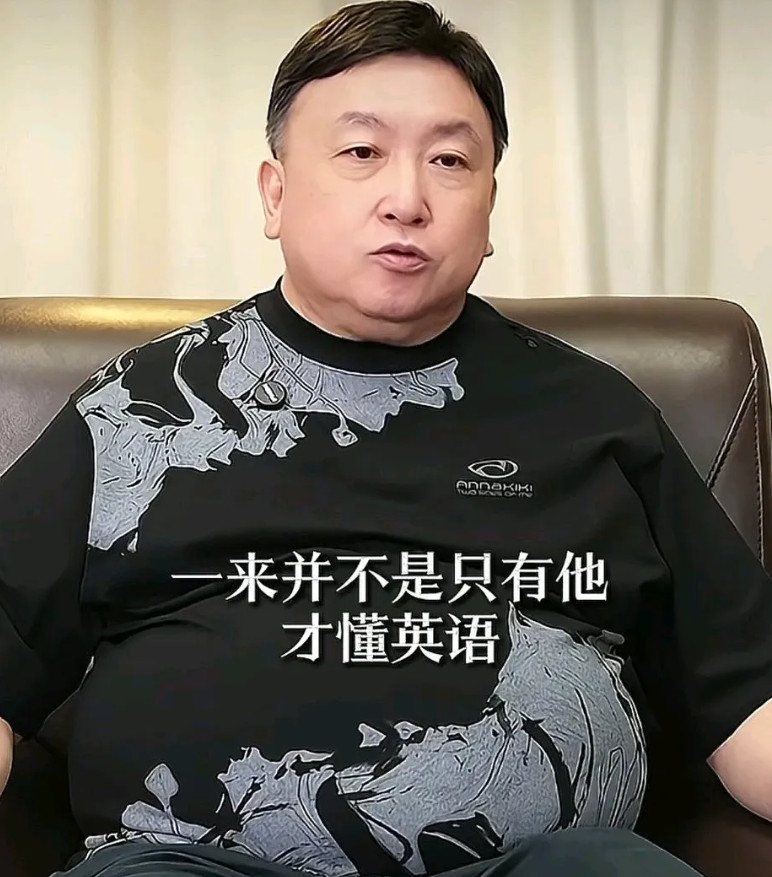 主持人问王晶：“吴彦祖现在出来卖英语课，你怎么看？”王晶答道：“这是他的优势