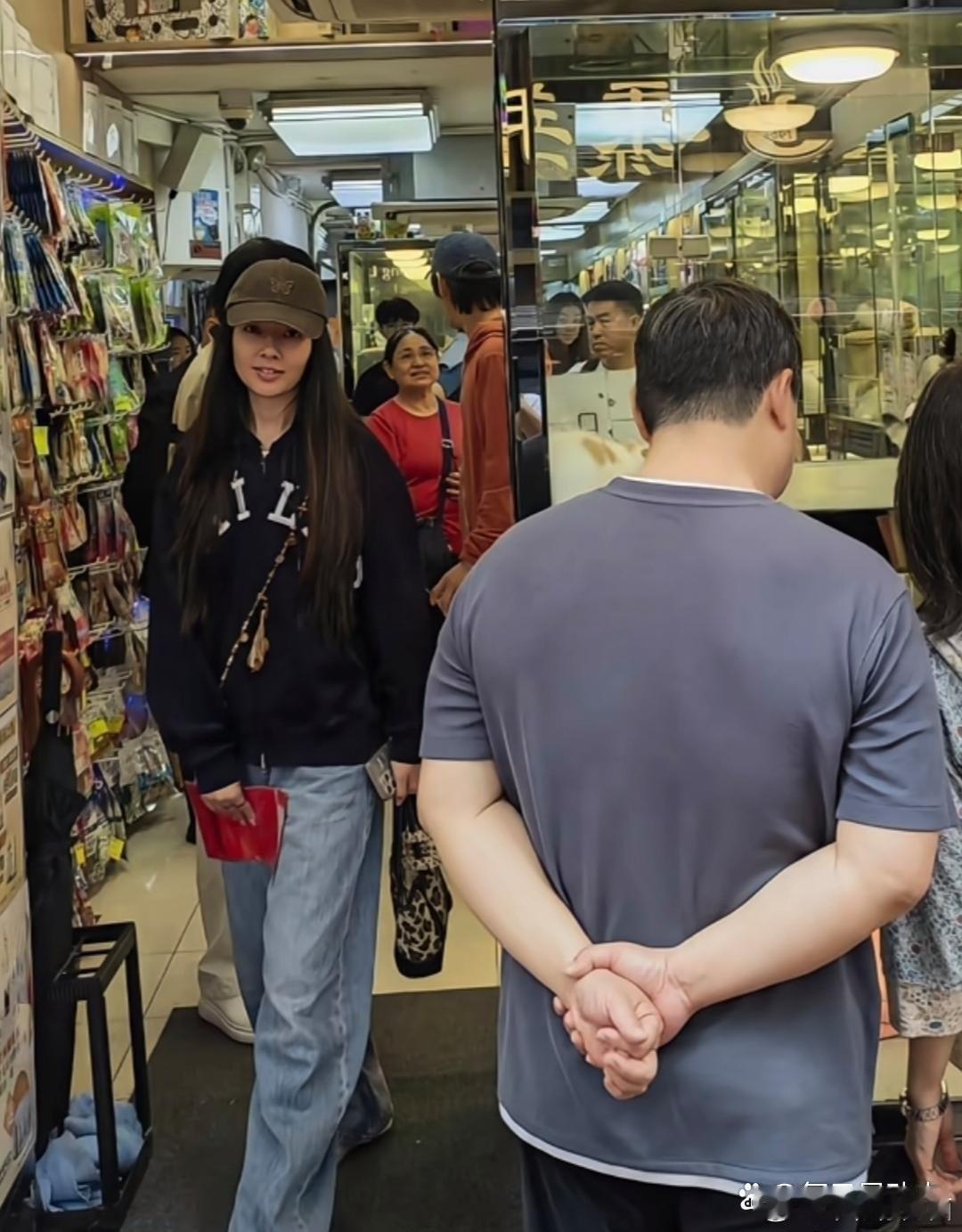 香港商场偶遇郭碧婷一家，纯素颜出镜，一身宽松穿搭氛围感十足。​​​