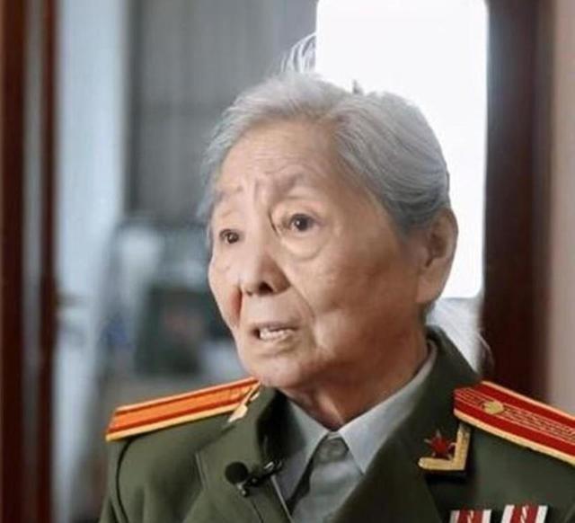 1979年，我国女翻译刘禄曾在美国访问期间，突然发现一名美国男子一直盯着她看，几