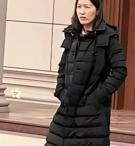 她是刘强东父母收养的妹妹名字叫刘静姝，今年35岁，人长的眉清目秀，苗条的高个子，