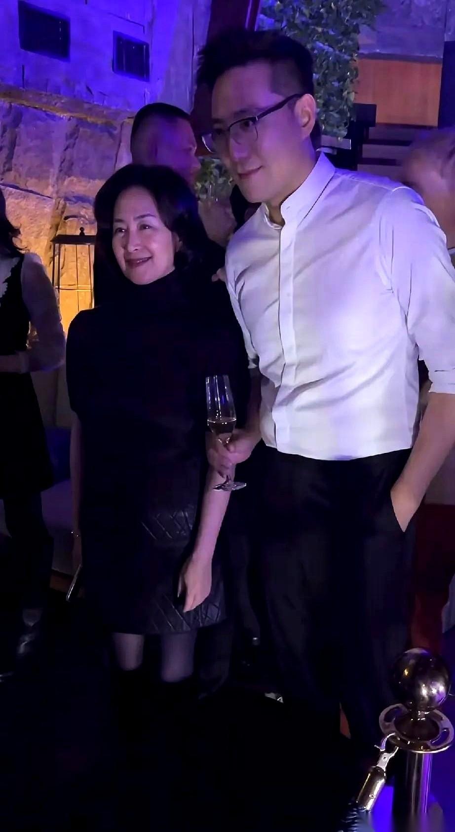 那个端着酒杯凑过去的帅哥，估计心里都盘算好了。结果人家何超琼，就那么看着他，笑