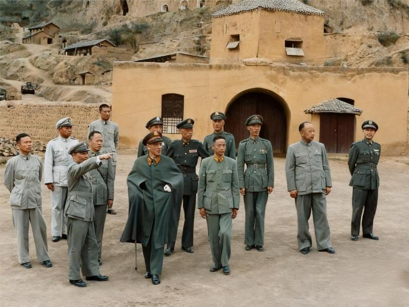 这张照片拍摄于1947年3月，记录了蒋介石在胡宗南等国民党军政人员陪同下视察延安