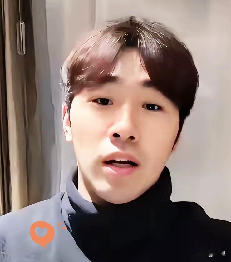 闫安在直播间里敲着桌子，语气带着点急：“海口亚洲杯马上要开打了，大伙心里都盼