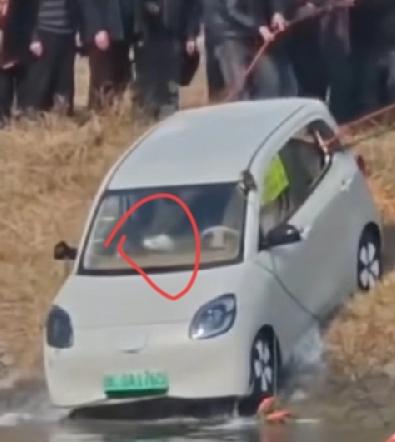 天门坠河女司机，车打捞上来时，一只腿脚躺翘在主驾、副驾座位中间，身体都躺在后排座